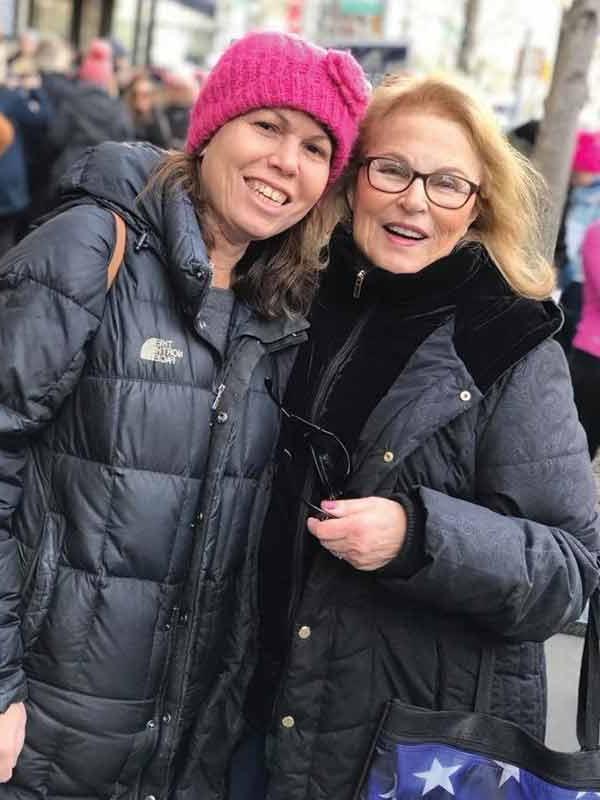 2017年1月21日，Lubetkin和她的女儿Erica在纽约市的妇女大游行中